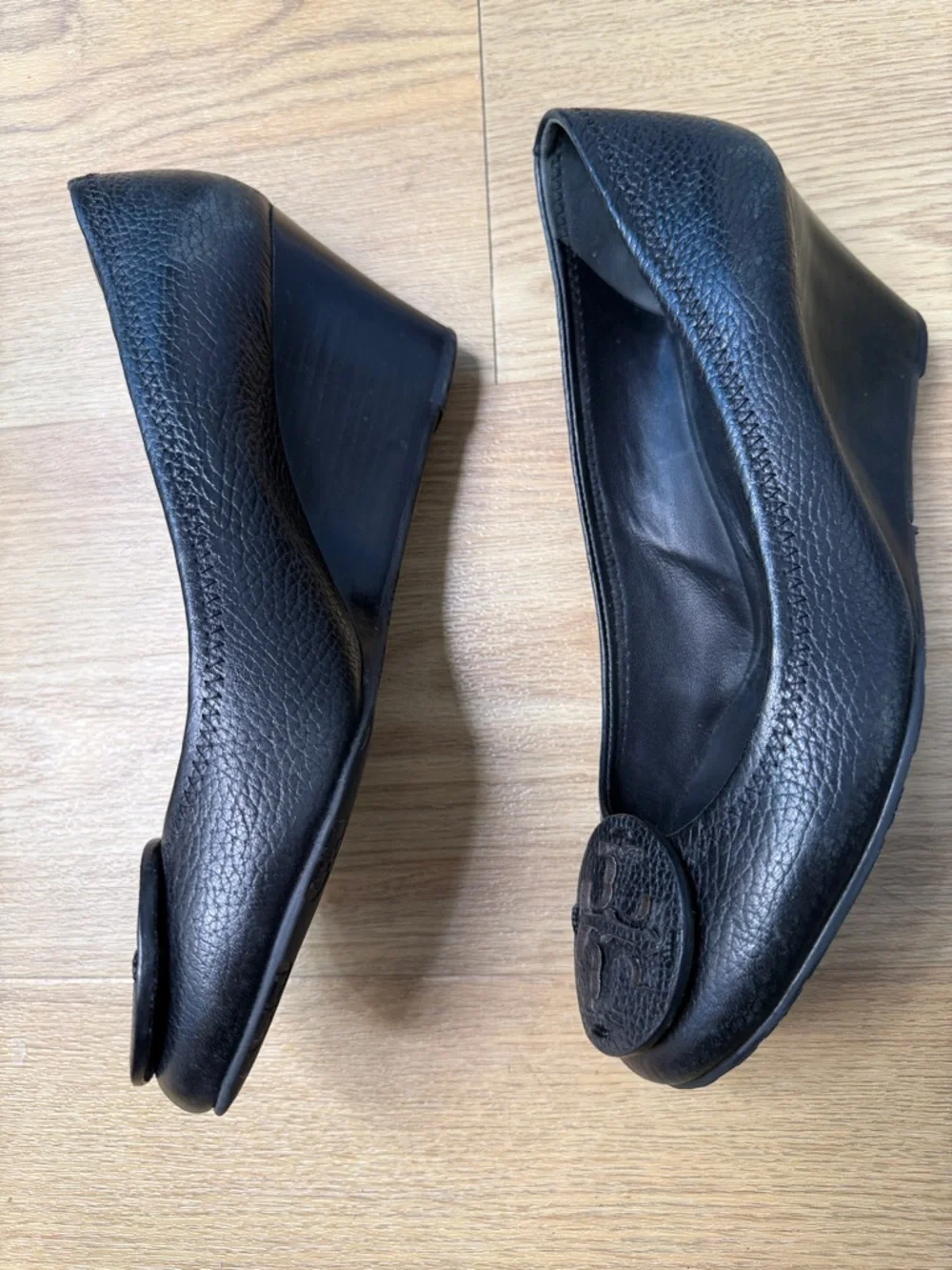 Tory Burch Black Pebbled Leather Wedge Pumps with Logo Emblem - Picture 7 of 10